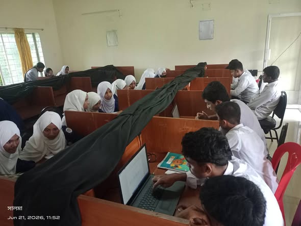 ILC Lab-এ ১০ম শ্রেণির শিক্ষার্থীরা তথ্য ও যোগাযোগ প্রযুক্তি (ICT) বিষয়ে ব্যবহারিক শিক্ষা কার্যক্রমে অংশগ্রহণ করে।